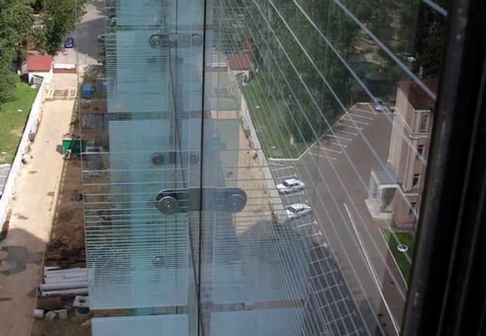 Секлянные жалюзи - часть фасадного модуля.